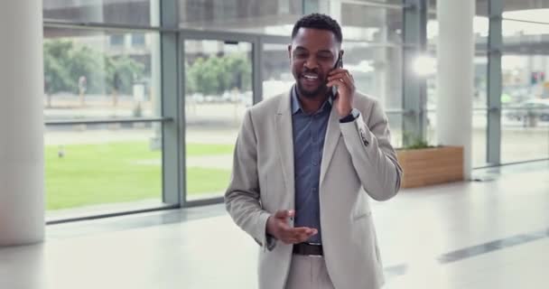 Empresário Feliz Telefonema Andar Escritório Conversa Comunicação Escuta Homem Negro — Vídeo de Stock