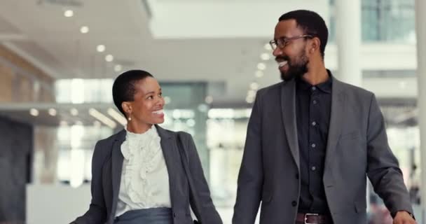 Аеропорт Професійні Чорношкірі Люди Щаслива Дискусія Розмова Розмова Про Подорожі — стокове відео