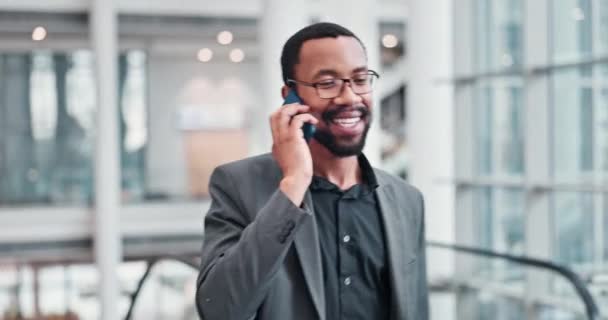 Corporativo Llamada Telefónica Hombre Negro Con Conexión Feliz Profesional Aeropuerto — Vídeos de Stock
