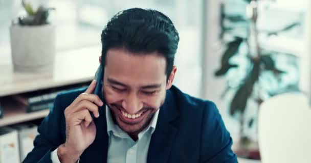 Телефонний Дзвінок Щасливий Діловий Чоловік Офісі Розмові Онлайн Спілкуванні Смартфон — стокове відео