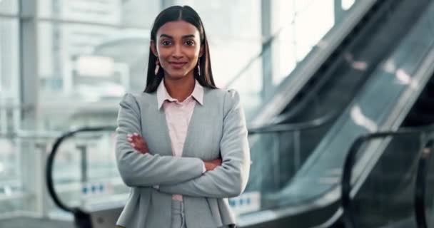 Tvář Šťastný Ruce Zkřížené Korporátní Indiánkou Kanceláři Nebo Letišti Mezinárodní — Stock video
