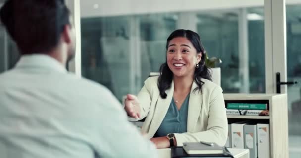 女商人 握手和见面 介绍或欢迎加入伙伴关系 交易和B2B机会 专业客户 男女在招聘 入职和工作面试中握手 — 图库视频影像