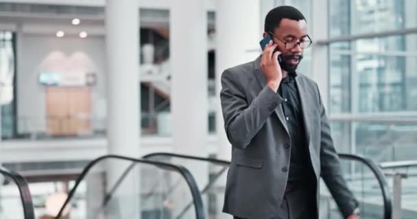 Empresa Llamada Telefónica Hombre Negro Con Conexión Comunicación Discusión Aeropuerto — Vídeo de stock