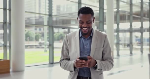 快乐的商人 电话和在办公室里走来走去的社交媒体 交流或网络 在工作场所的建筑中 黑人男性或女性员工通过手机应用在网上发短信或聊天 — 图库视频影像