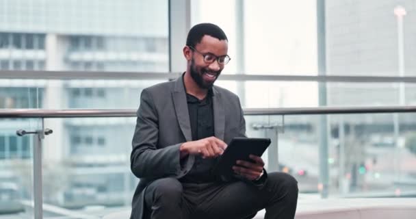 Şirket Tableti Siyah Adam Oturuyor Müşteri Deneyimi Değerlendirmesi Için Gülümsüyor — Stok video