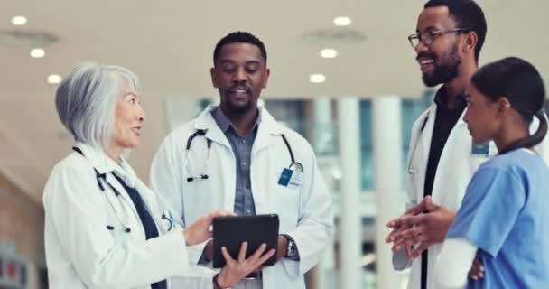 Artsen Tablet Planning Teamwork Ziekenhuis Medische Dienst Oplossing Onderzoekssamenwerking Gezondheidszorg — Stockvideo