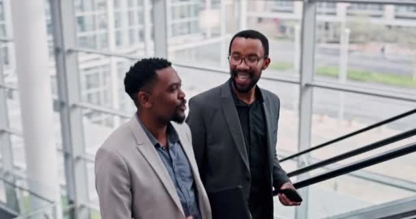 在公司会议或研讨会前 大楼里的电梯 讨论人员和商人都在交谈 在机场或酒店大堂楼梯上发言的交谈 朋友和非洲男性律师 — 图库视频影像