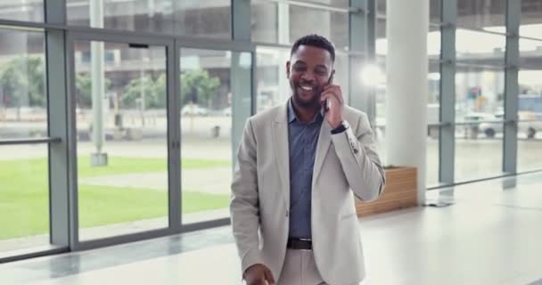 愉快的生意人 电话和在办公室里散步 交谈或聆听 在工作场所的建筑 讨论或建议中使用手机的黑人男性或女性员工 — 图库视频影像