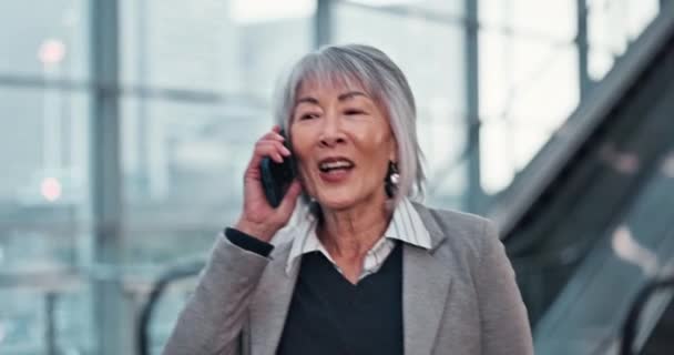 アジアの女性と空港での接続 コミュニケーション ネットワーク 携帯電話 ビジネス 情報のための会話を持つ日本人 従業員 専門家 — ストック動画