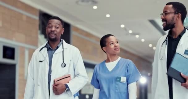 Atención Médica Conversación Equipo Médicos Que Caminan Hospital Para Hablar — Vídeos de Stock