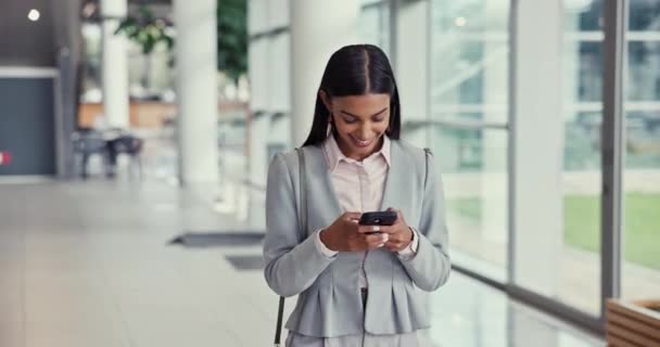 Walking Smile Woman Phone Work Social Media Communication Reading Chat — Stock Video