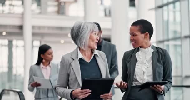 Trabajo Equipo Tableta Mentor Con Gente Negocios Oficina Para Planificación — Vídeos de Stock