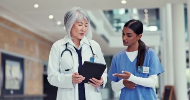 平板电脑和妇女在医院进行医疗规划 讨论和上网 在咨询 医疗和护理方面与合作 协作或技术合作的保健人员 — 图库视频影像