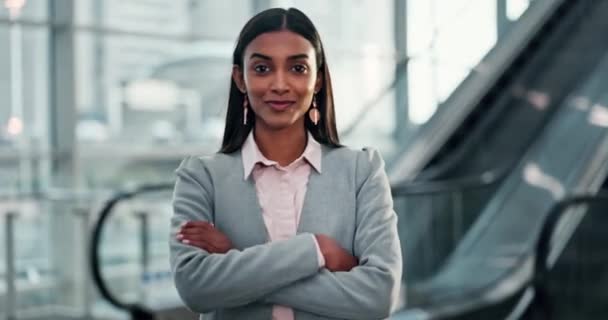 Rosto Sorriso Braços Cruzados Com Uma Mulher Indiana Negócios Escritório — Vídeo de Stock