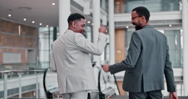 Punho Colisão Homens Negócios Sucesso Handshake Escada Rolante Escritório Com — Vídeo de Stock