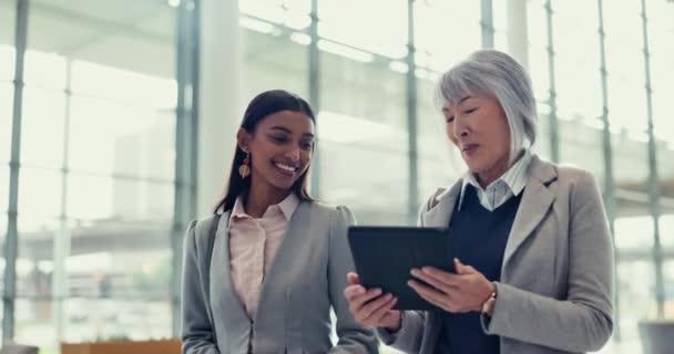 Podnikatelé Ženy Zaměstnanci Tabletem Konverzace Zpětná Vazba Diskusí Mailem Sítí — Stock video