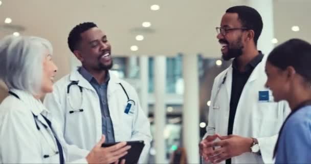 Tıp Çözüm Araştırma Veya Yönetim Için Hastane Tabletinde Doktorlar Ekip — Stok video