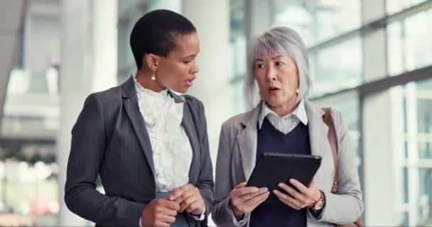 Biznesmeni Kobiety Współpraca Tabletem Partnerstwo Opinie Dyskusji Czytanie Online Sieci — Wideo stockowe