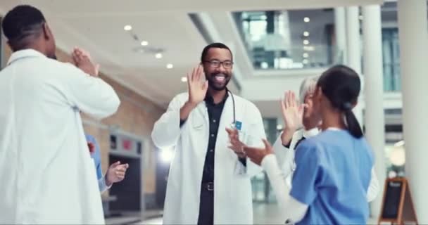 Artsen Verpleegkundigen High Five Applaus Succes Ondersteuning Dank Het Ziekenhuis — Stockvideo