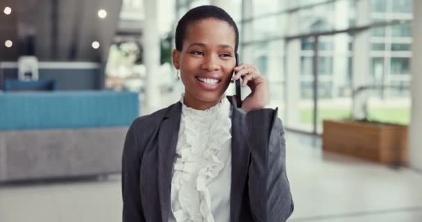 Femeie Neagră Fericită Apel Telefonic Conversație Afaceri Comunicare Sau Rețea — Videoclip de stoc