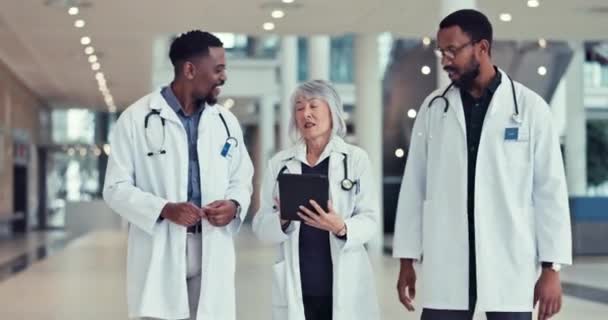 Ärzte Planung Und Tablet Für Krankenhaus Oder Medizinische Informationen Online — Stockvideo