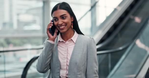 Wanita Dengan Senyum Telepon Dan Eskalator Kantor Percakapan Dan Jaringan — Stok Video