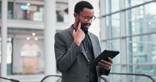 平板电脑和业务与黑人男子在酒店为网络 会议和规划 时间表和技术与员工和搜索在线报告的数据 互联网或连接 — 图库视频影像