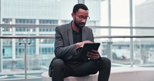 Tablet Ofiste Çalışan Siyahi Bir Adam Bağlantı Kuran Iletişim Kuran — Stok video