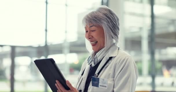 Bonne Femme Âgée Médecin Tablette Télésanté Réunion Virtuelle Communication Hôpital — Video