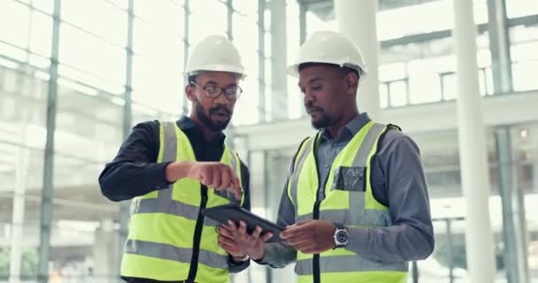 Tablet Trabajo Equipo Ingenieros Hablan Sobre Planificación Gestión Proyectos Renovación — Vídeos de Stock