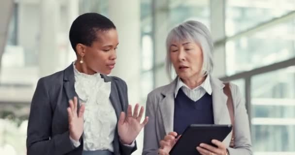 Podnikatelé Plánování Ženy Tabletem Informace Webových Stránkách Zpětná Vazba Diskusí — Stock video