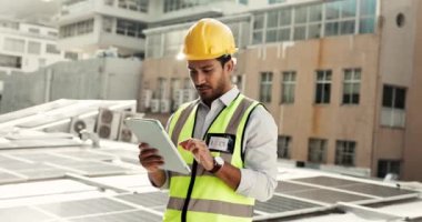 Tablet, güneş paneli ve şehrin çatısında çalışan bir inşaat işçisi alternatif enerji ekipmanları, teknoloji, inşaat ve sürdürülebilirlik için bir mühendis veya elektrikçiye iş başında.