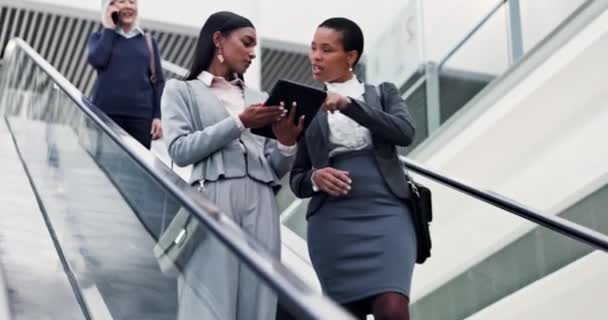 Schodów Ruchomych Tabletów Kobiet Biznesu Budynku Rozmowy Przed Spotkaniem Korporacyjnym — Wideo stockowe