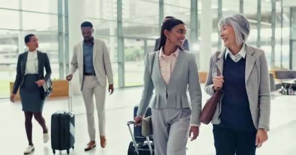 Деловые Люди Путешествия Прогулки Чемоданом Офисе Международного Сотрудничества Встречи Счастливая — стоковое видео