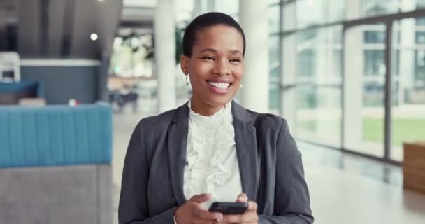 打字和一个黑人女人在工作与电话交流 电子邮件或聊天 公司和非洲员工在手机上阅读联系方式 对话或通知 — 图库视频影像