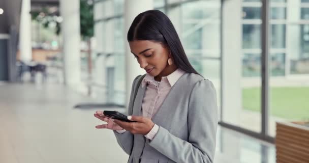 Negócios Contato Mulher Com Smartphone Digitação Rede Com Conexão Comunicação — Vídeo de Stock