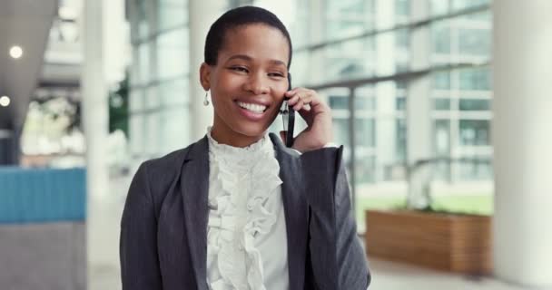 Gelukkige Zwarte Vrouw Telefoongesprek Praten Zakelijke Communicatie Gesprek Kantoor Afrikaanse — Stockvideo