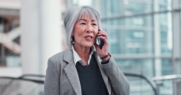ビジネス ネットワーキング 会話のための電話で話す 仕事と成熟した女性 オフィス アジアのマネージャーまたは会社は コミュニケーションやディスカッションのためのモバイルで話す — ストック動画