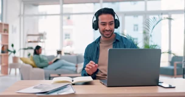 Mann Plant Und Arbeitet Von Hause Aus Mit Laptop Kopfhörer — Stockvideo