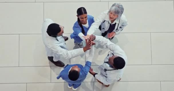 护士和高级五人以上的医疗保健团队合作 在医院激励和支持方面取得了成功和掌声 医学专业人员或一群手拉手或为实现目标鼓掌的人 — 图库视频影像