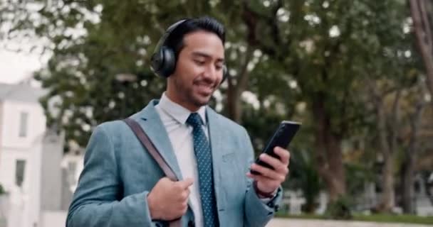 电话和商人在户外听音乐 播放音乐或专辑 在公园里浏览手机时 网络和职业男性律师在一边放声歌唱 — 图库视频影像