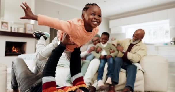 与黑人家庭一起在客厅里快乐 计划和放松 以获得健康 自由和支持 微笑和快乐 与父亲和孩子一起在家里玩耍 享受友谊 游戏和照顾 — 图库视频影像