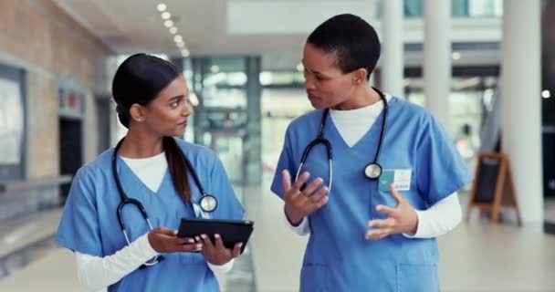 Krankenschwestern Tablets Und Gehhilfen Einem Krankenhaus Für Medizinische Planung Diskussion — Stockvideo