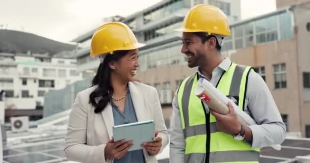 Menschen Architekten Und Tablets Auf Dem Dach Erneuerbaren Energien Solarzellen — Stockvideo