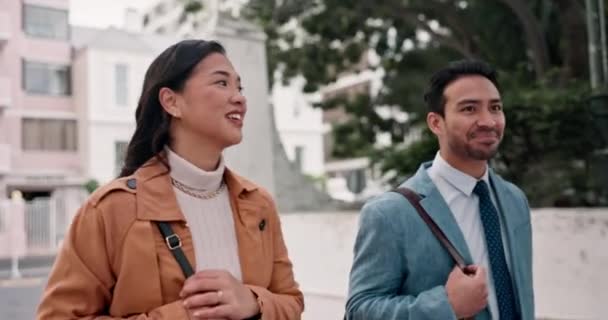 Говорячи Ділові Люди Гуляючи Разом Щоб Подорожувати Спілкуватися Місті Професійний — стокове відео