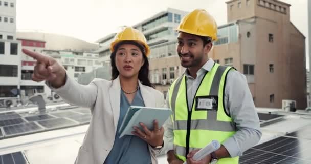Ludzie Architekt Tablet Wskazując Dachu Planowaniu Inspekcji Budynku Lub Budowy — Wideo stockowe
