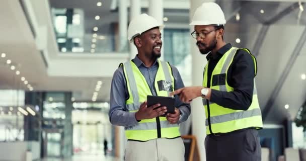 Tablet Trabajo Equipo Ingenieros Planifican Hablan Sobre Gestión Renovación Proyectos — Vídeo de stock