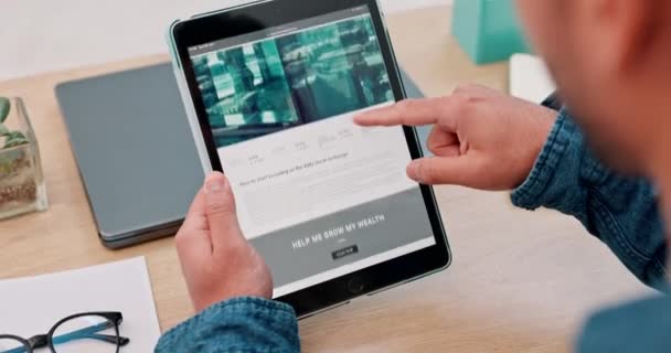 Pessoa Negócios Mãos Tablet Para Site Mercado Ações Informações Comerciais — Vídeo de Stock
