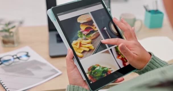 Tablet Ręce Przewijanie Strona Żywności Projektowania Stron Internetowych Bloga Marketing — Wideo stockowe