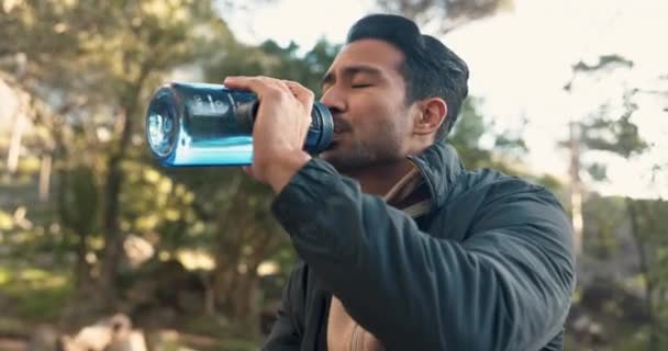 Άνθρωπος Πεζοπορία Και Ποτό Από Μπουκάλι Νερό Υπαίθρια Άσκηση Γυμναστήριο — Αρχείο Βίντεο